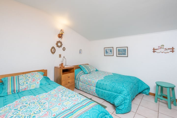 ห้องนอนที่ 4 สำหรับ 2 คนมีเตียงคู่ขนาน 2 หลังห้องละ 1½ ที่และตู้เสื้อผ้าขนาดใหญ่