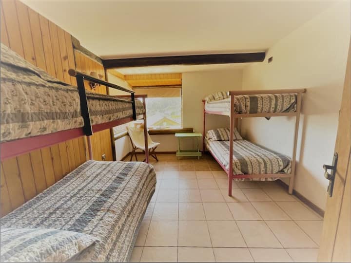 ห้องนอนที่ 3 มีสิ่งอำนวยความสะดวกสำหรับ 4 คนพร้อมเตียงสองชั้น 2 หลังตู้เสื้อผ้าและวิวที่ไม่มีใครเทียบได้