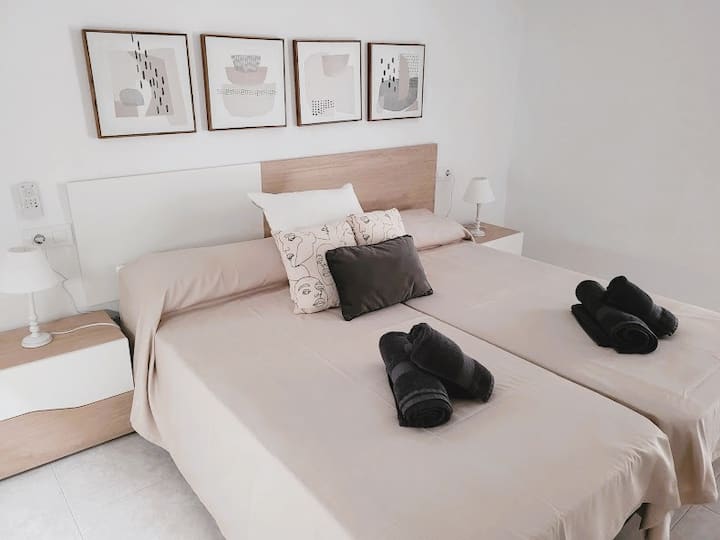 opačný výhľad na spálňu s 2 oddelenými posteľami