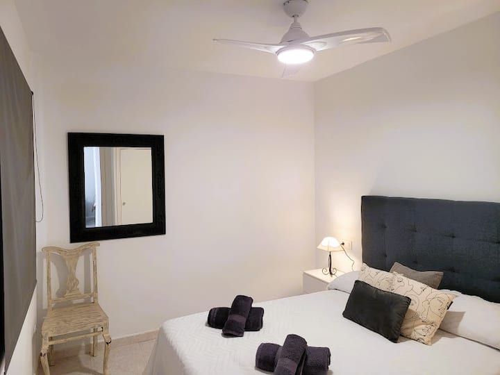 spálňa s manželskou posteľou 