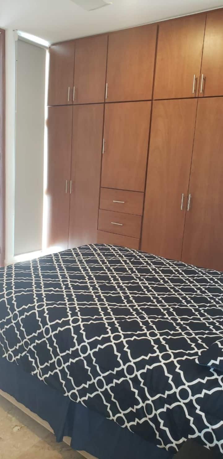 Dvojposteľ, zatemňovacie závesy, toaletné potreby, buros s lampami na čítanie, klimatizácia a stropný ventilátor, drevené skrine s dverami, háčiky na oblečenie, žehlička. Baño annex a recamara. mosquiteros