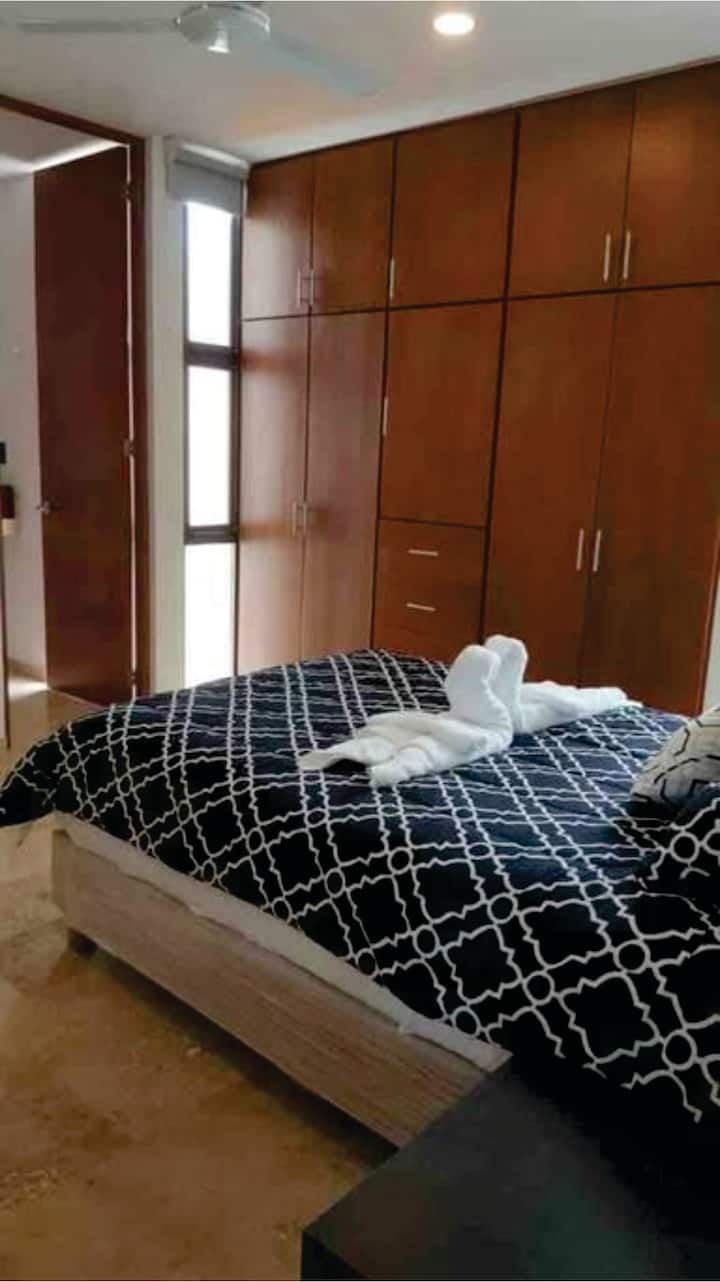 Dvojposteľ, zatemňovacie závesy, toaletné potreby, buros s lampami na čítanie, klimatizácia a stropný ventilátor, drevené skrine s dverami, háčiky na oblečenie, žehlička. Baño annex a recamara. mosquiteros