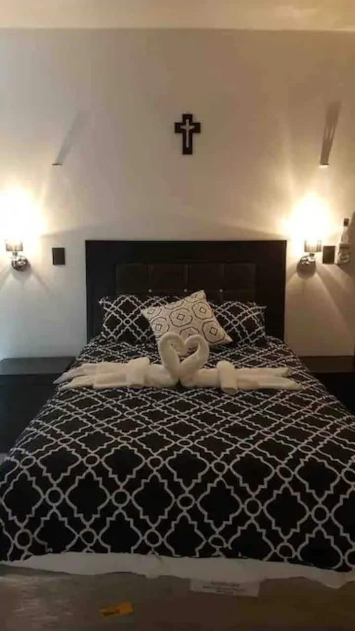 Dvojposteľ, zatemňovacie závesy, toaletné potreby, buros s lampami na čítanie, klimatizácia a stropný ventilátor, drevené skrine s dverami, háčiky na oblečenie, žehlička. Kúpeľňa, prístavba spálne, šatníková terasa . balkónová prístavba, siete proti komárom