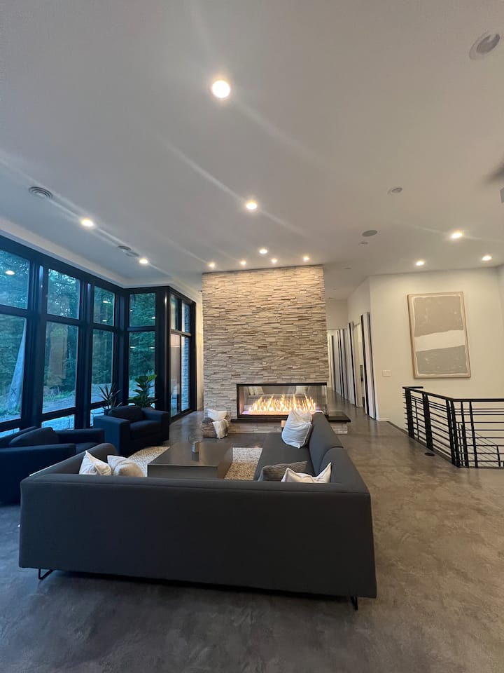 Modern River Getaway- With Pool & Hot Tub! - Stillwater, MN
