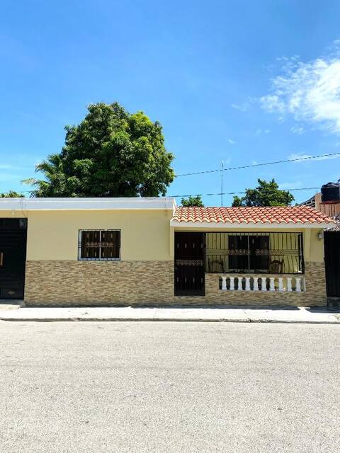 Family House 10 minutes from el Malecon