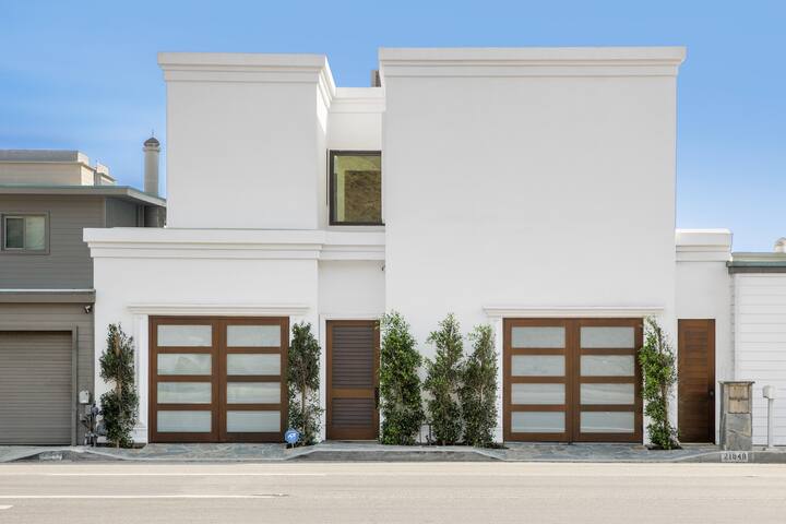 Luxe Beachfront Living | Hot Tub | Stunning View gallery image 4