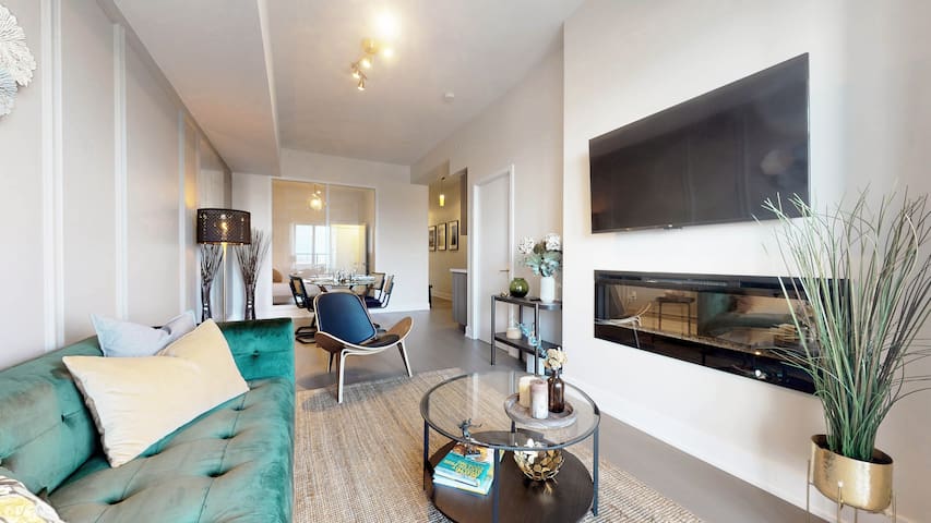 Lakefront Stylish 2-Bedroom Condo with Pool