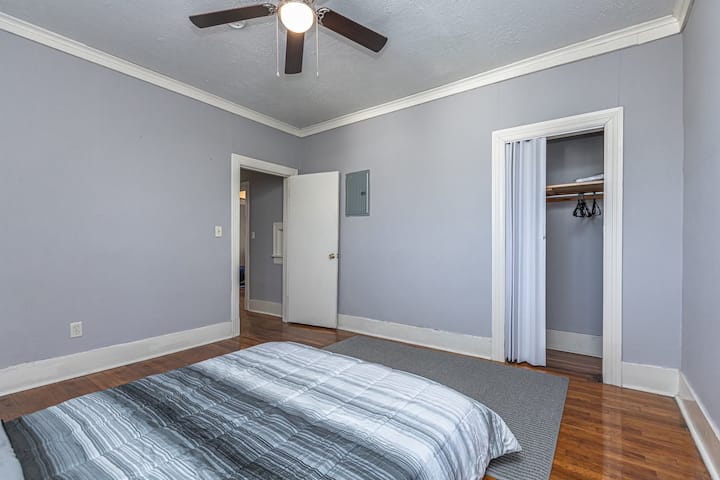 غرفة نوم كبيرة واسعة مع خزانة ملابس. 