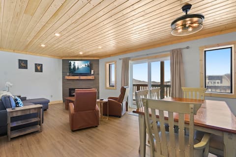 Top performing Airbnb: Ski-In Ski-Out at Sugar Ski. Pool+Hot tub. in Sugar Mountain