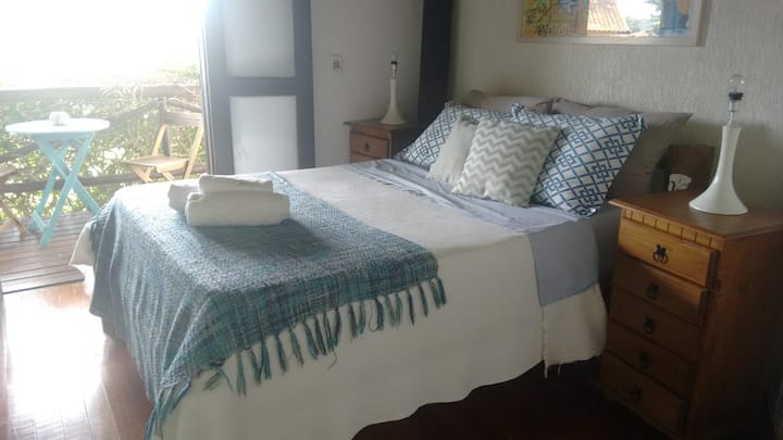 dormitorio doble con 2 cabeceros, armario de espejo, ventilador de techo, televisor inteligente.