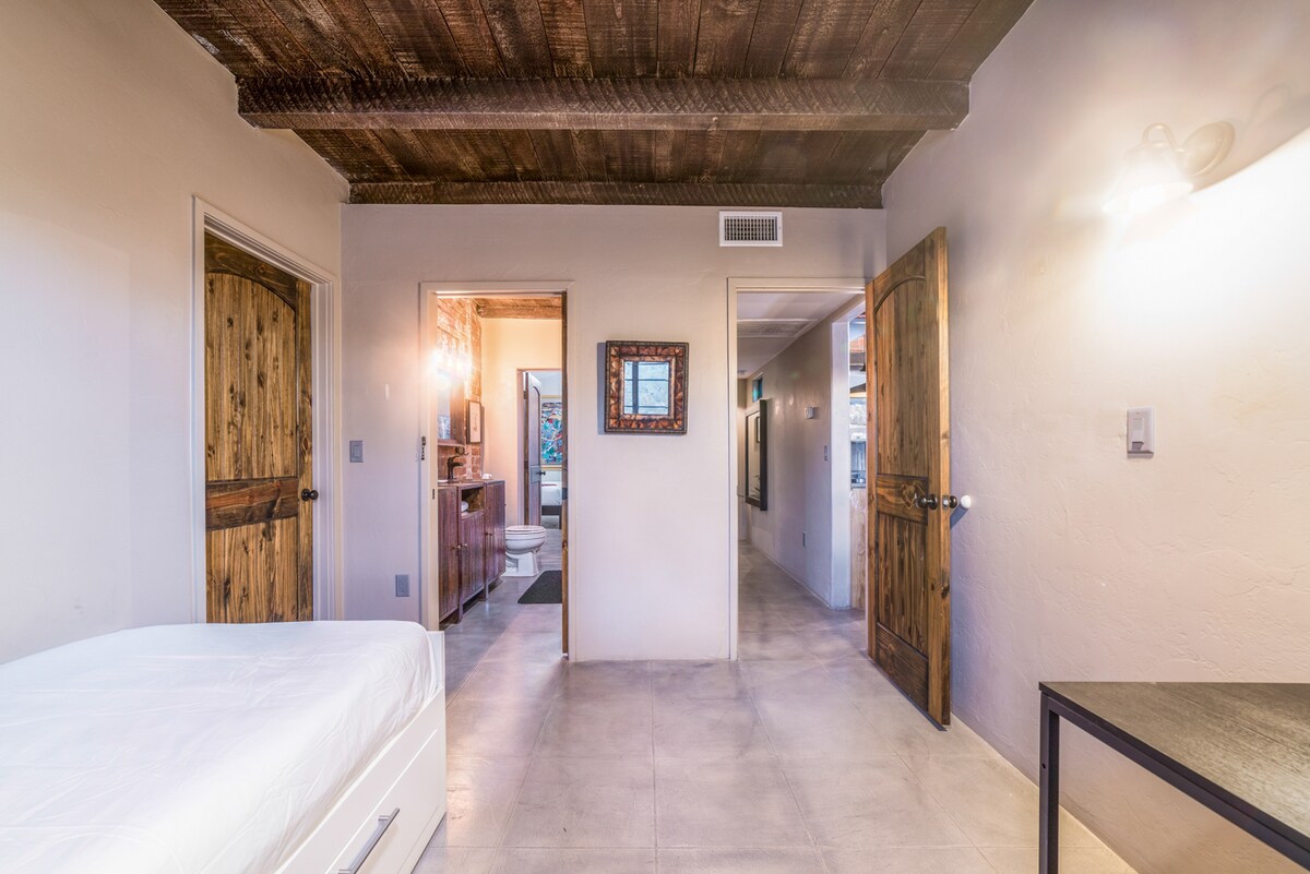 Опуштете се и одморете се во нашата привлечна спална соба, опремена со премиум единечен кревет и внимателно дизајниран ентериер.