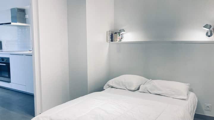 Onafhankelijke kamer met tweepersoonsbed.