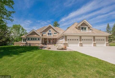 Beautiful 5 bedroom with sandy beach on Leech Lake