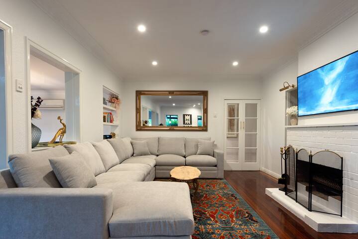 Willow Luxury Retreat: Pool, Jacuzzi, Sauna, BBQ gallery image 2