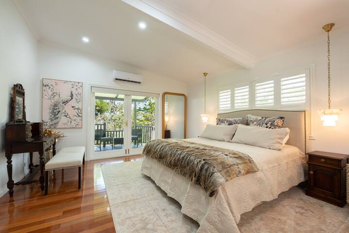 Willow Luxury Retreat: Pool, Jacuzzi, Sauna, BBQ gallery image 4