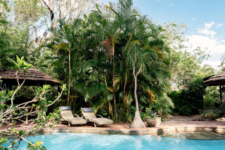 Willow Luxury Retreat: Pool, Jacuzzi, Sauna, BBQ