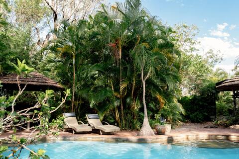 Willow Luxury Retreat: Pool, Jacuzzi, Sauna, BBQ
