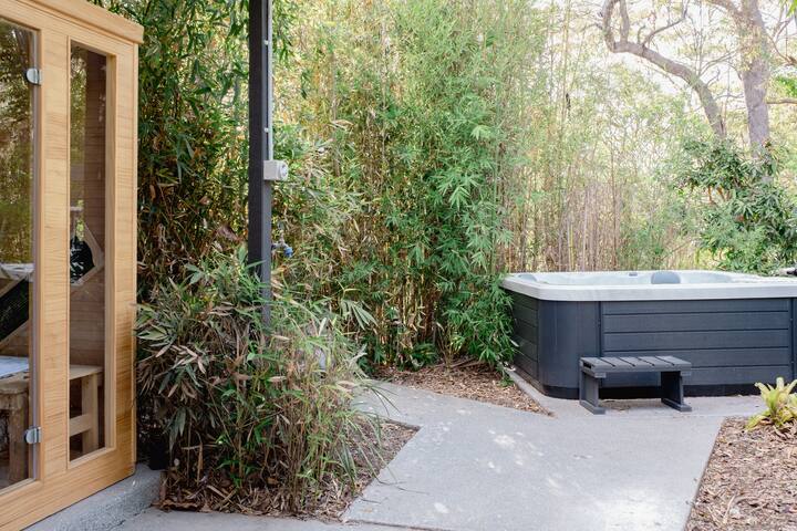 Willow Luxury Retreat: Pool, Jacuzzi, Sauna, BBQ gallery image 5