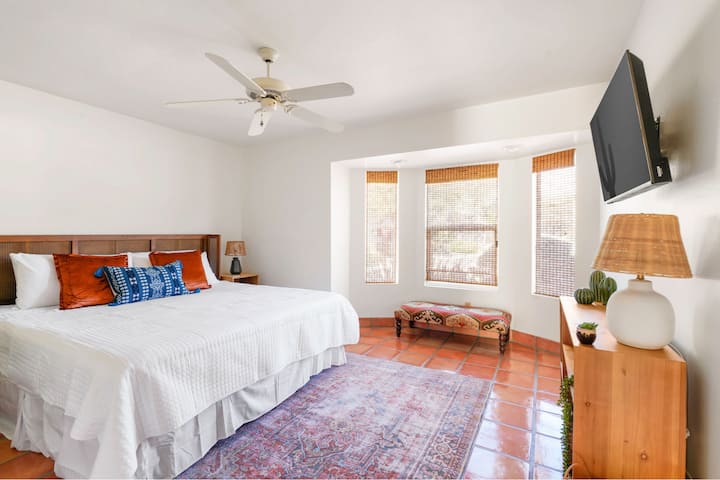 Priestranná spálňa s manželskou posteľou King.