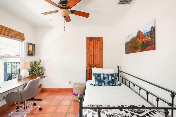 Dvojposteľ v kancelárskom priestore s matracom z pamäťovej peny.