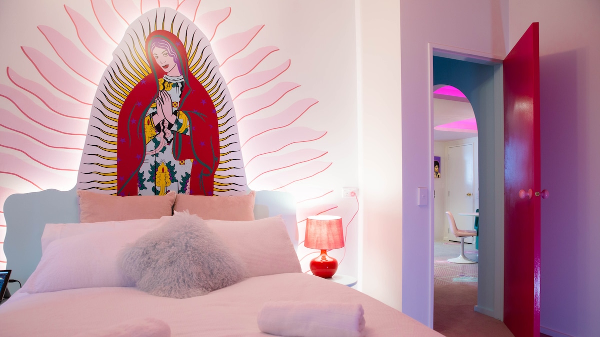 „მერი ოთახში“ არის განათებული გარნიტური, ტელევიზორი Netflix-ით, საგარდერობო და გარდერობის სათავსო. 