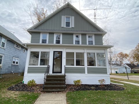 Totally renovated large family getaway! King bed