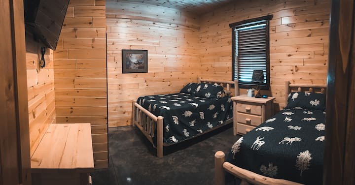 Los dormitorios de la planta principal tienen 2 camas tamaño queen, TV, mesitas de noche, espacio en el armario, ventilador y aire acondicionado. 