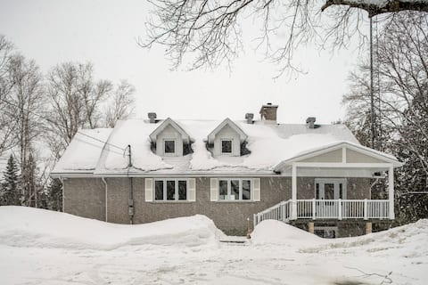 LA CASA du saguay. Waterfront cottage with hot tub