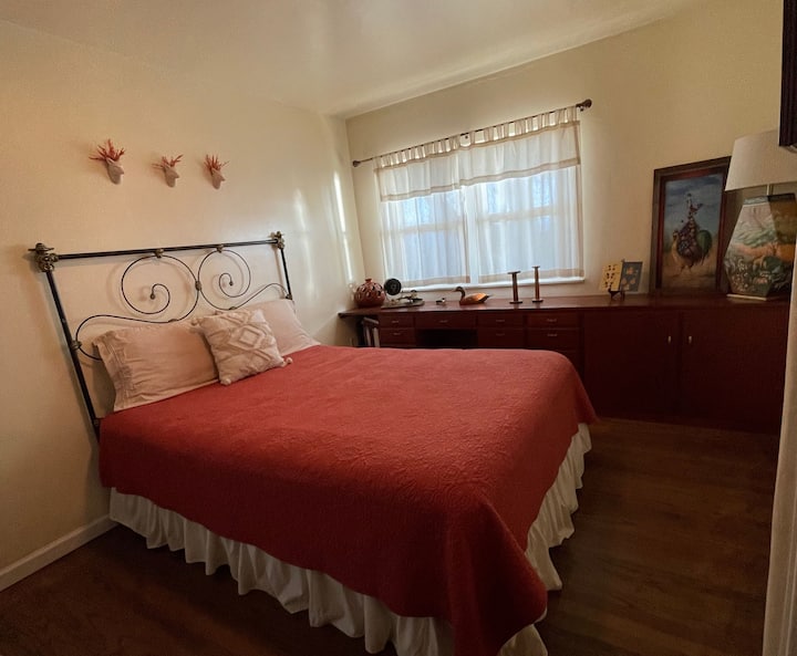 Oak, Bedroom #1, Queen bed