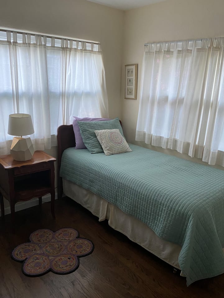 2 Twins, Bedroom #5