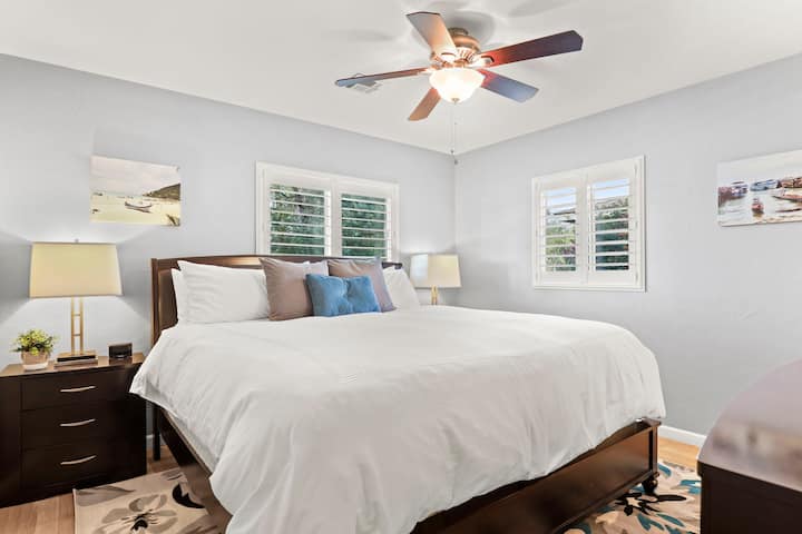 Основната спалня разполага с удобно двойно легло king size, модернизирано бяло спално бельо, смарт телевизор, дрешник със закачалки и актуализирана самостоятелна баня с душ кабина и двойна суета! 