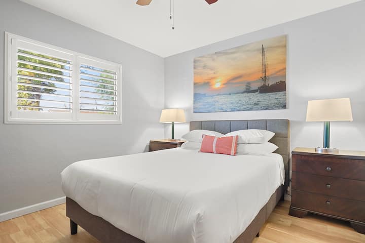 Спалня №2 разполага с удобно легло тип Куин и уникални произведения на изкуството, заснети от собственика на дома по време на пътуванията ѝ по целия свят. 