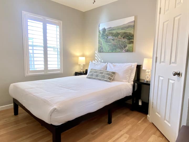 Спалня №4 е най - малката стая, но разполага с голям удар с уютно двойно легло.  Персонализираните произведения на изкуството над леглото са заснети от собственика на дома по време на пътуванията ѝ по целия свят. 