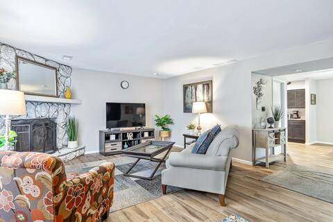 Cheerful 3- Bedroom Townhouse close to everything