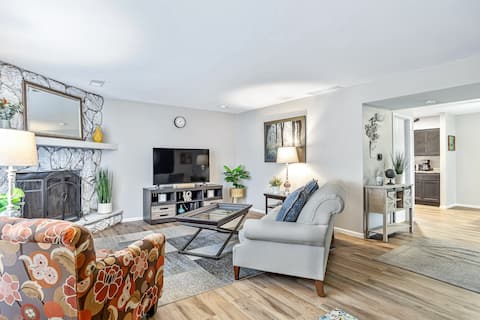 Cheerful 3- Bedroom Townhouse close to everything