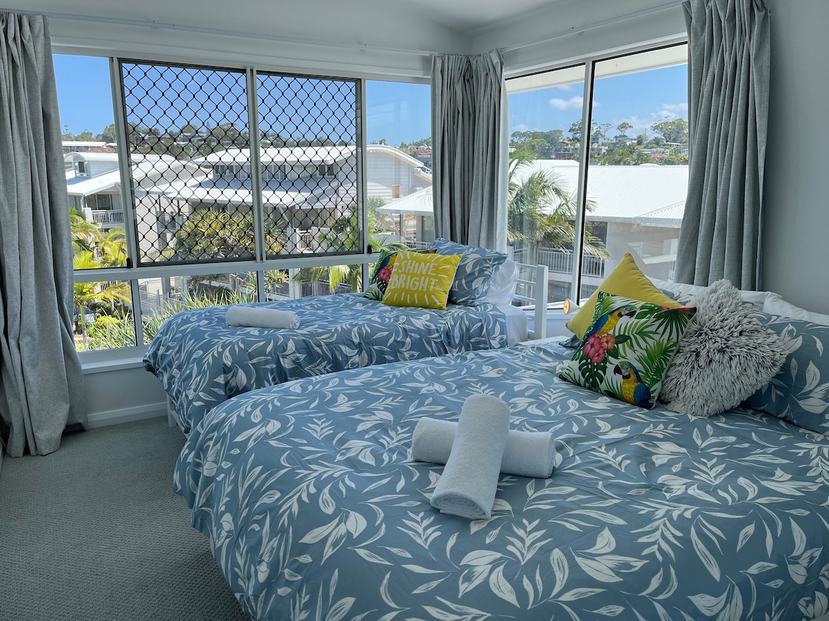 二号卧室（楼上）配有1张标准双人床和1张单人床，加上套房（带淋浴间） ，可欣赏美丽的海景。 