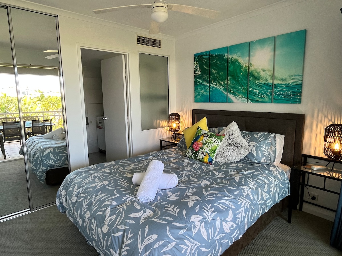 一号卧室配有标准双人床和套房，还有阳台，可欣赏海景和度假村景观。