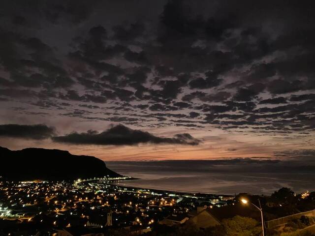 Two Oceans Artist’s Home. gallery image 2