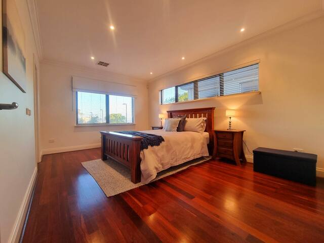 5 Bedroom/3 Bathroom Luxury Home in Doubleview gallery image 4