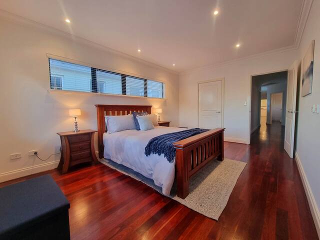 5 Bedroom/3 Bathroom Luxury Home in Doubleview gallery image 3