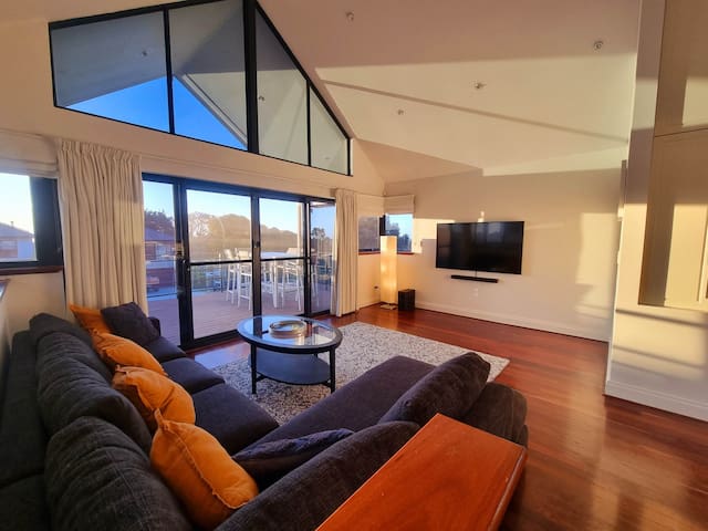 5 Bedroom/3 Bathroom Luxury Home in Doubleview gallery image 2