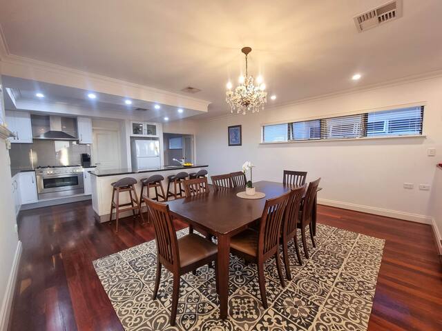 5 Bedroom/3 Bathroom Luxury Home in Doubleview