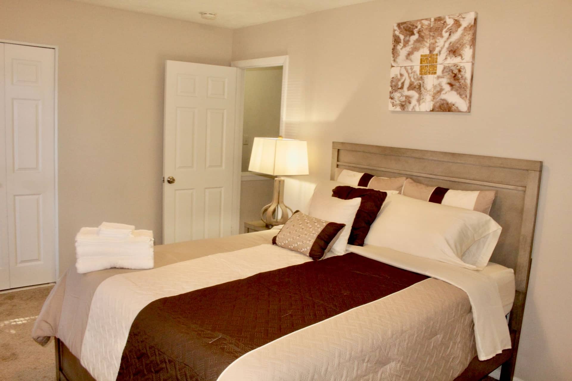 Cheerful 2 bedroom townhouse with indoor fireplace