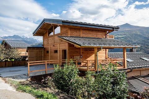 Independent luxury chalet facing the mountains