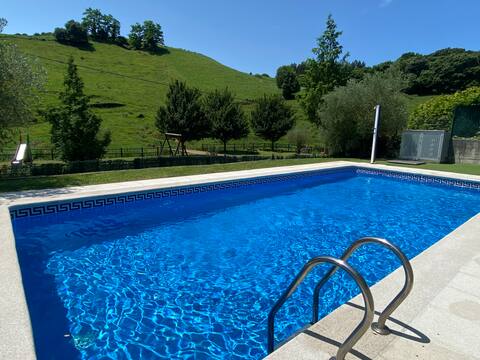 Anuncio de Airbnb popular: Right by the sea in Puerto Calderón with a pool en Alfoz De Lloredo