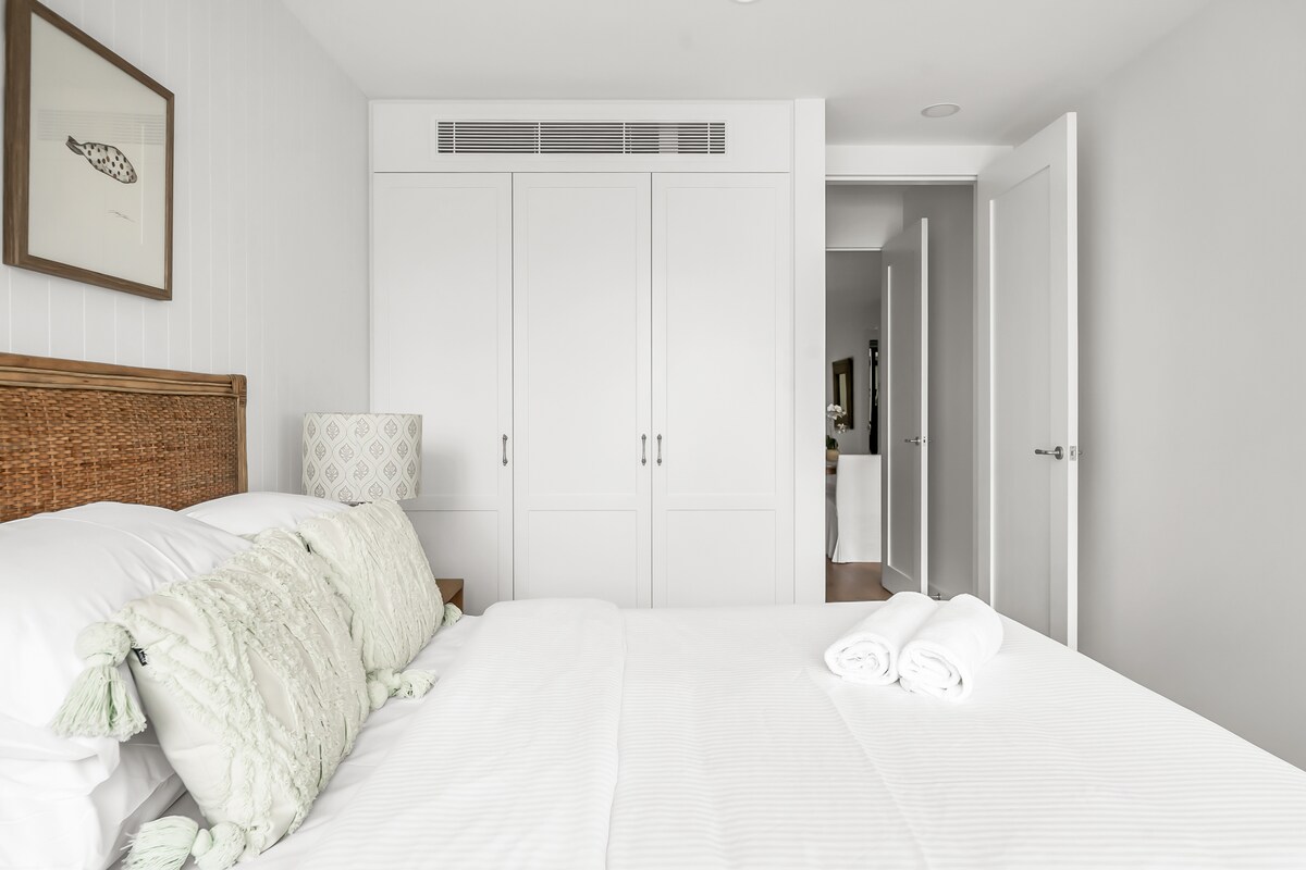 2. spavaća soba s vlastitom kupaonicom/glavnom kupaonicom u praznini izvan spavaće sobe koja učinkovito čini kupaonicu za ovu spavaću sobu.