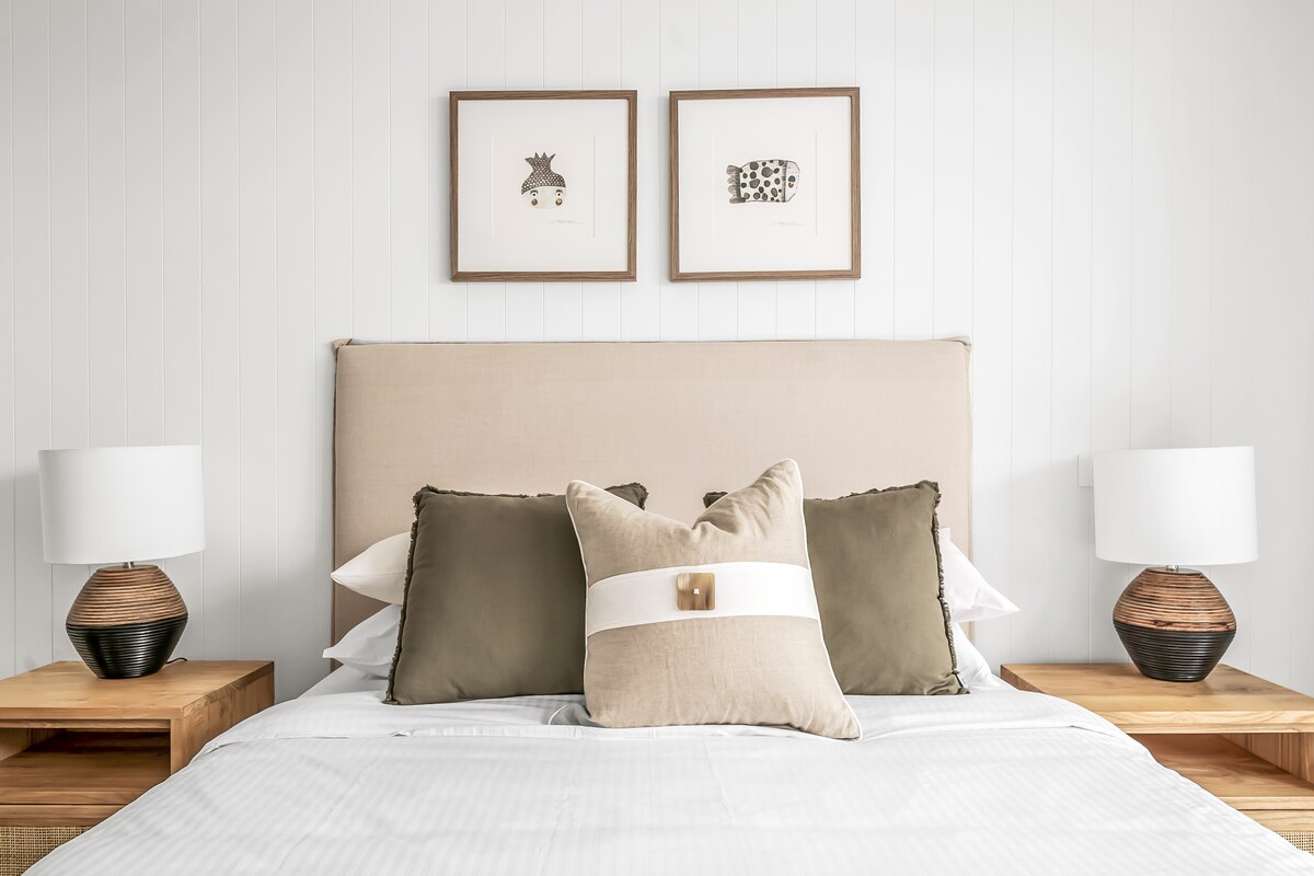 Glavna spavaća soba s velikom kupaonicom, uključujući zasebnu kadu i tuš-kabinu.