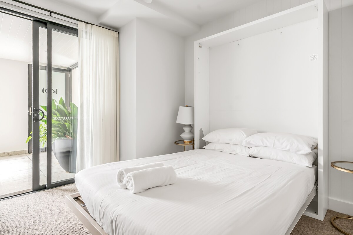 3. spavaća soba vodi do dvorišta i ima zidni krevet Clei koji služi kao radni stol. Preklopite krevet i stol se magično prikazuje. Ne morate premještati predmete s radnog stola - samo povucite krevet prema dolje i sve ostaje na radnom stolu.