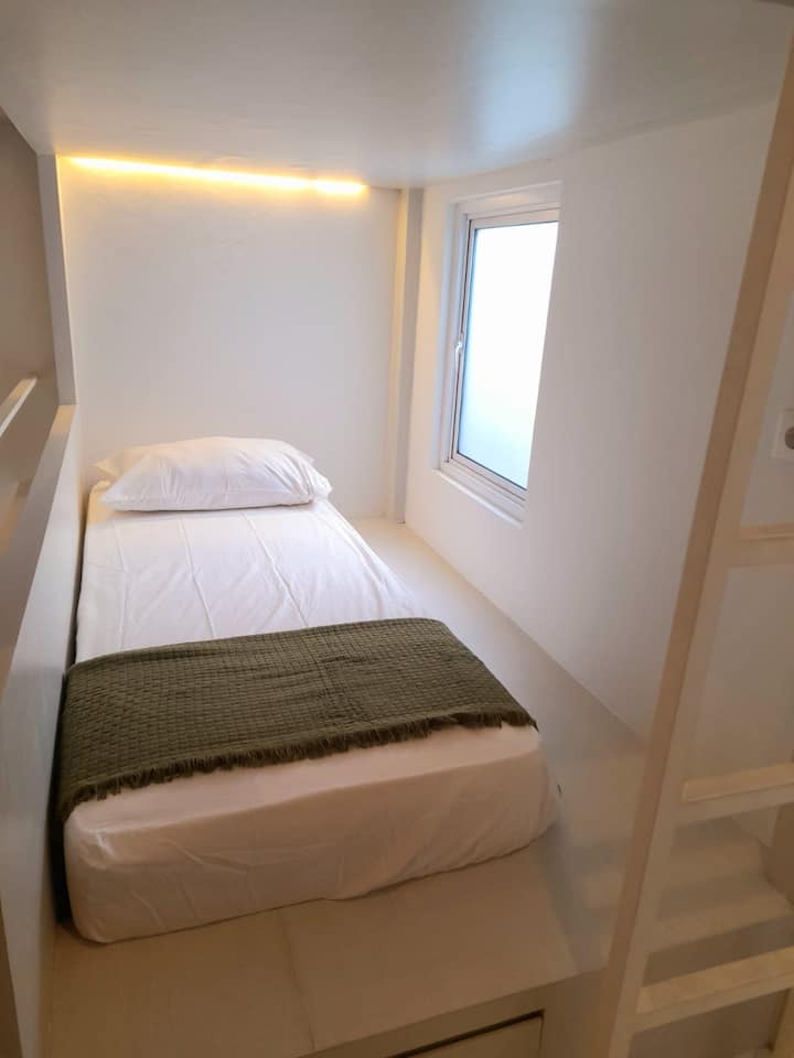 一楼双层床小木屋
（空调位于顶层双层床附近）