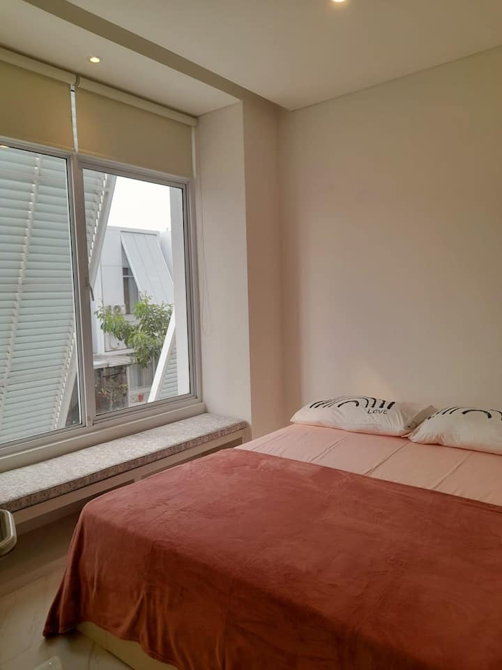 空调主卧室（配备一张标准双人床）